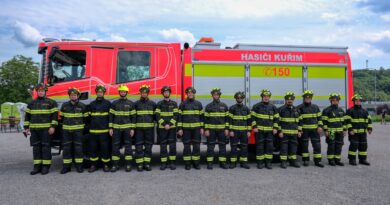 Zbrusu nová cisterna pro kuřimské hasiče: Slavnostní předání a posvěcení nového vozidla